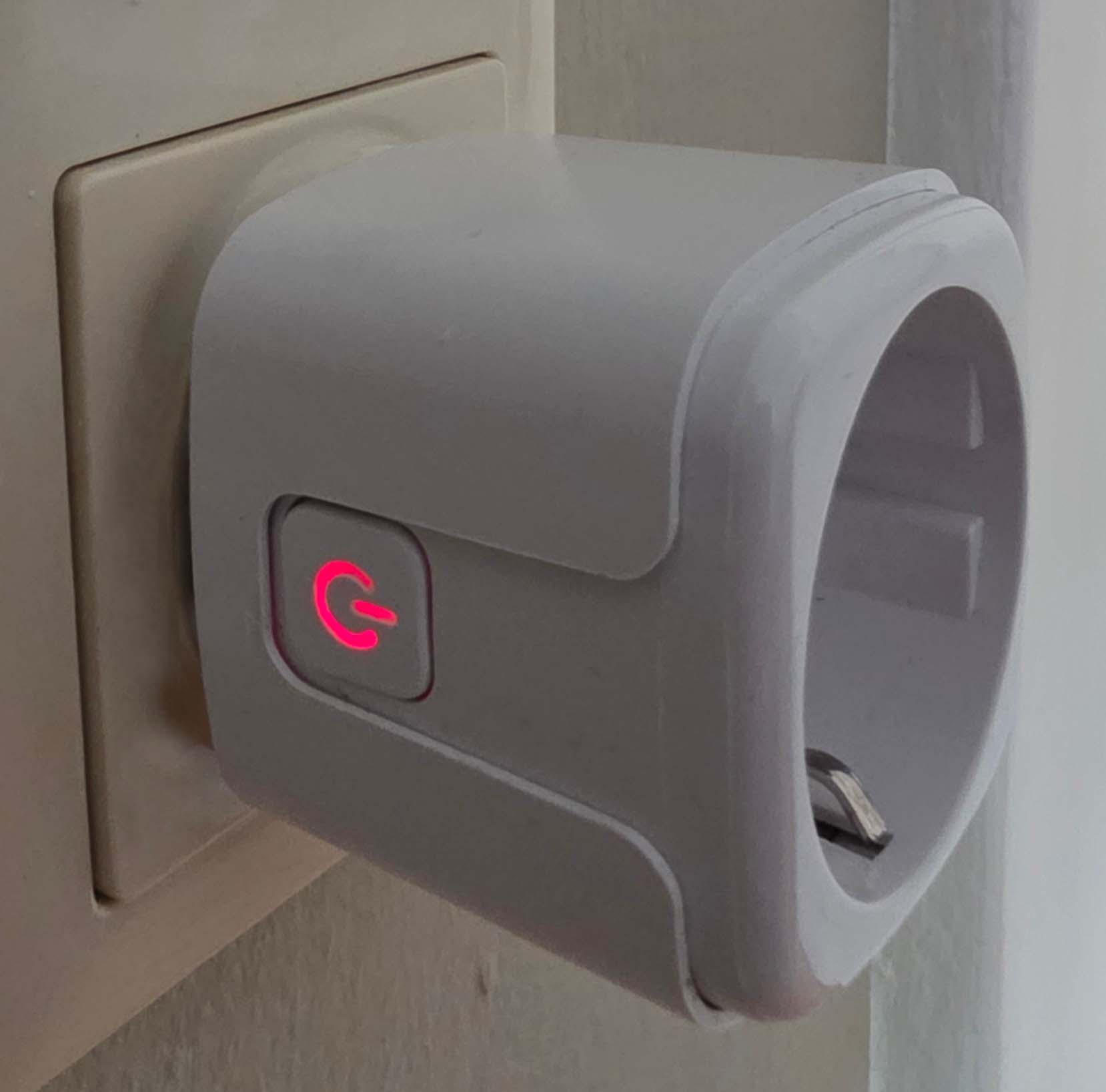 Hosenso Steckdose eSMART Plug verbunden mit einer Stehlampe als Beispiel fuer smarte Steuerung klassischer Verbraucher