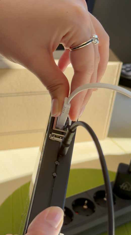 HsenBoxx mit USB-C-Stromkabel und LAN-Netzwerkkabel verbinden