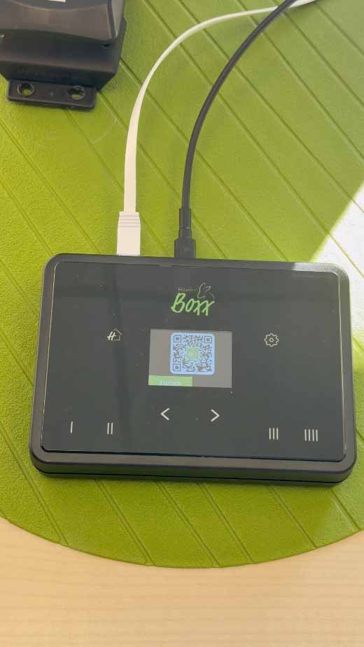 Display der HsenBoxx mit Einrichtungs-QR-Code